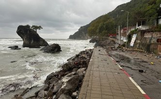 Bartın'da sağanakla denize sürüklenen atıklar İnkumu sahilinde kirlilik oluşturdu