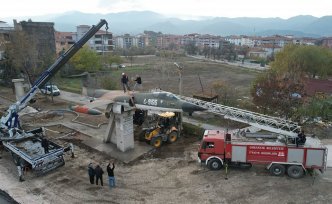 Çorum'un Osmancık ilçesinde 1994'ten beri sergilenen anıt uçak yeni yerine taşındı