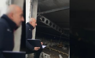 Göynük'te karın ağırlığına dayanamayan kümesin çatısı çöktü