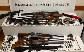 Samsun'da iki evinde 27 silah ele geçirilen zanlı yakalandı