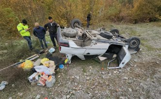 Zonguldak'ta devrilen otomobilde sıkışan çift yaralandı