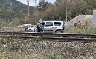 Zonguldak'ta trenin çarptığı hafif ticari araçtaki 1 kişi öldü, 1 kişi yaralandı