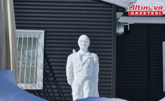 Ordu'da emekli öğretmen kardan Atatürk heykeli yaptı