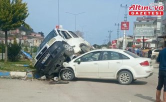 Sinop'ta otomobil ile çarpışan panelvanın sürücüsü yaralandı