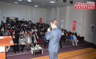 Espiye'de “gençlerin kimlik arayışı“ konulu söyleşi düzenlendi