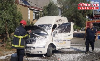 Gerze ilçesinde park halindeki minibüste yangın çıktı