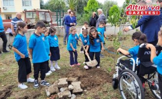 Samsun'da minik öğrenciler ilk derste tohum ve fidan dikti