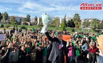Samsun'da 43 yıllık Türkçe öğretmeni düzenlenen törenle öğrencilerine veda etti