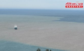 Bartın'da ırmağın taşıdığı çamurlu suyla denizin rengi değişti