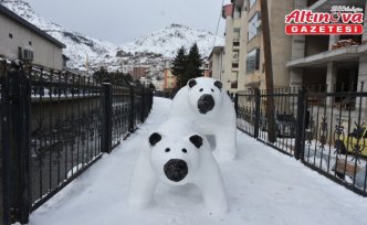 Gümüşhane'de tır şoförünün kardan yaptığı anne ve yavru ayı figürleri ilgi gördü