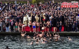 Haliç'te denizden haç çıkarma töreni düzenlendi