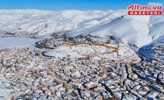 Karla kaplanan Bayburt Kalesi dronla görüntülendi