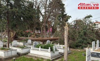 Alaçam'da fırtına mezarlıkta hasara neden oldu