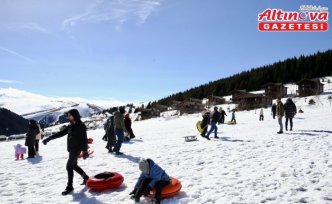 Giresun'da doğa tutkunları Kümbet Yaylası'ndaki kar festivalinde bir araya geldi