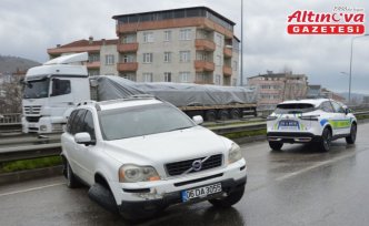 Samsun'da bariyere çarpan cipin sürücüsü ile oğlu yaralandı