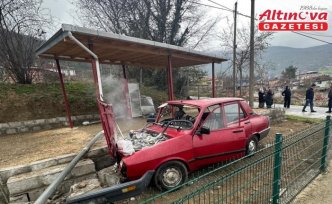 Kolay'da tel çite çarpıp tarlaya giren otomobildeki 3 kişi yaralandı