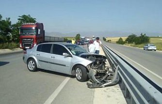 Amasya'da bariyere çarpan otomobildeki 3 kişi yaralandı