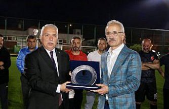 Bakan Uraloğlu, Trabzon'da futbol turnuvası kupa törenine katıldı