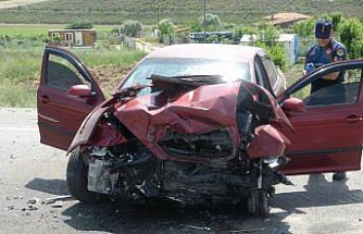 Çorum'da otomobil ile hafif ticari aracın çarpıştığı kazada 3 kişi yaralandı