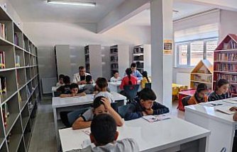 Oğuzlar Belediye Başkanı Mustafa Cebeci öğrencilerle kitap okudu.