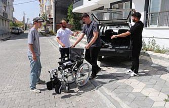 Samsun'da mavi kapak toplayan yüksekokul öğrencileri bir engelliye tekerlekli sandalye aldı