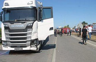 Samsun'da tır ile çarpışan minibüsün sürücüsü öldü, 2 çocuğu yaralandı