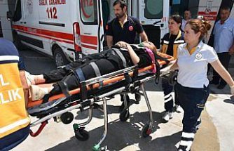 Sinop'ta aydınlatma direğine çarpan otomobildeki 5 kişi yaralandı