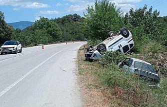 Sinop'ta hafif ticari araçla otomobilin çarpıştığı kazada 3 kişi yaralandı