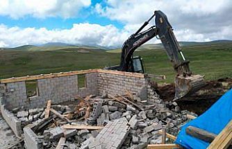 Trabzon Büyükşehir Belediyesinden kaçak yapıların yıkımına destek