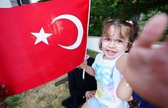 Düzce Valisi Aslan'dan makam aracındaki Türk bayrağını öpen kardeşlere şehir turu jesti