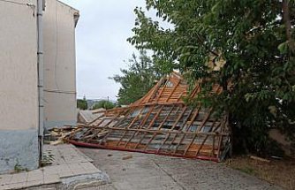 Kastamonu'da fırtına okulun çatısını uçurdu