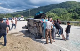 Düzce'de devrilen otomobildeki 3 kişi yaralandı