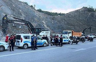 Samsun'da taş ocağındaki patlatma sırasında fırlayan taşlar araçlara çarptı, 4 kişi yaralandı