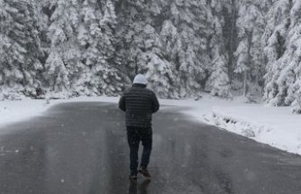 Bolu Dağı'nın Düzce kesiminde sis, Bolu'nun yüksek kesimlerinde kar etkili oldu