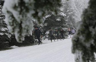 Bolu'nun yüksek kesimlerinde kar yağışını fırsat bilen kayaklı koşu sporcuları antrenmanlara başladı