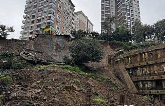 Rize'de toprak kayması sonucu çocuk parkı ve istinat duvarı zarar gördü