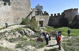 Sinop'ta sarp kayalıklar üzerine kurulu Boyabat Kalesi dikkat çekiyor