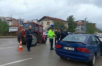 Tokat'ta otomobil ile traktörün çarpıştığı kazada 4 kişi yaralandı