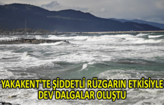 Yakakent'te şiddetli rüzgarın etkisiyle dev dalgalar oluştu