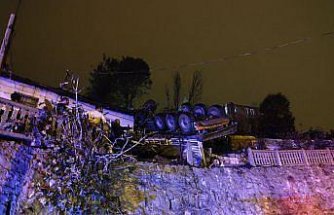 Zonguldak'ta bahçeye devrilen kömür yüklü tırın sürücüsü öldü