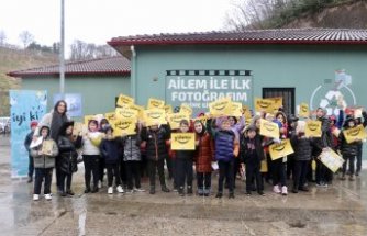 Trabzon'da “iyilik timi“ndeki öğrenciler barınaktaki köpekleri besledi