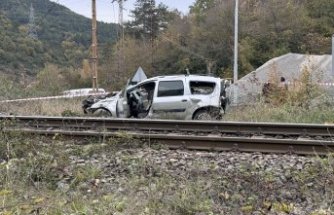 Zonguldak'ta trenin çarptığı hafif ticari araçtaki 1 kişi öldü, 1 kişi yaralandı