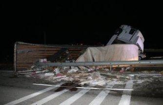 Amasya'da devrilen tırın sürücüsü yaralandı