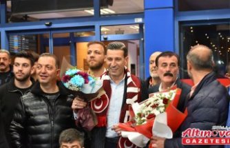 Türkiye Boks Federasyonu Başkanı Hekimoğlu, Trabzon'da çiçeklerle karşılandı: