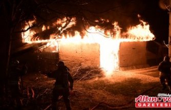 Düzce'de itfaiye erleri yeni yılın ilk dakikalarında çıkan yangına müdahale etti