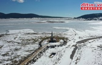 Seben Taşlı Yayla Göleti'nin yüzeyi buz tuttu