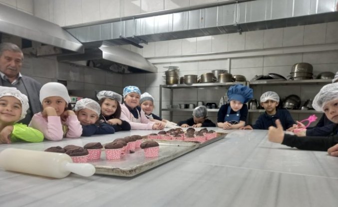 Bolu'da aşçılık lisesini ziyaret eden ilkokul öğrencileri, kurabiye yaptı