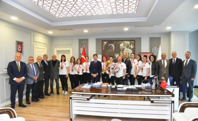 Hentbol Kadınlar 1. Lig'de şampiyon olan Ortahisar Belediyesi takımı Trabzon'a geldi