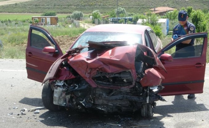 Çorum'da otomobil ile hafif ticari aracın çarpıştığı kazada 3 kişi yaralandı