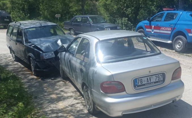 Karabük'te iki otomobilin çarpıştığı kazada 1 kişi yaralandı